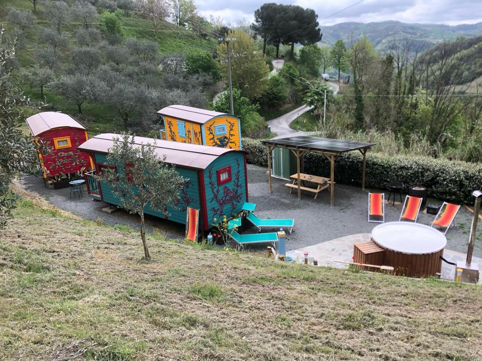 Agriturismo La Rovere - I Carrozzoni Gitani Cossano Belbo Bagian luar foto