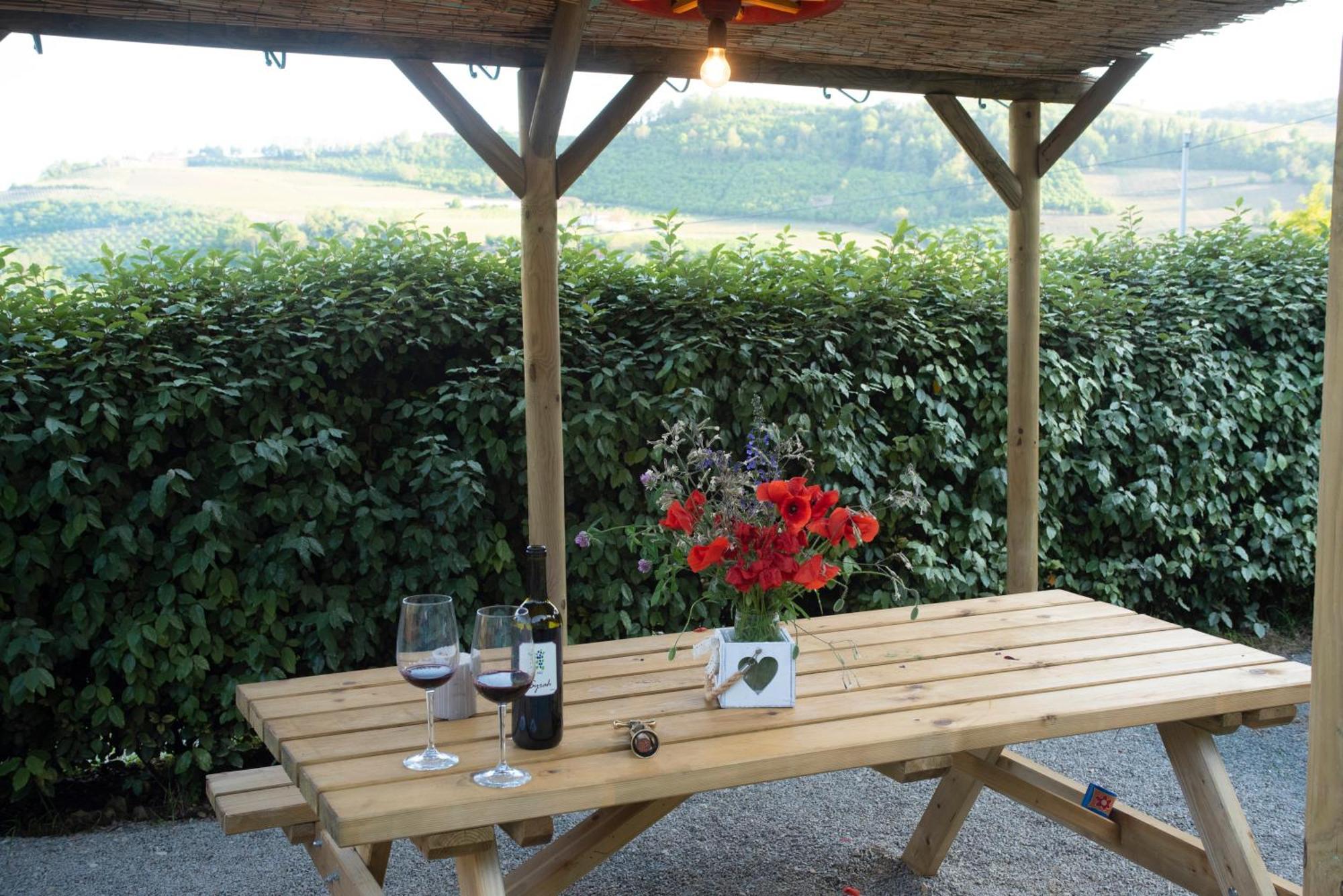 Agriturismo La Rovere - I Carrozzoni Gitani Cossano Belbo Bagian luar foto