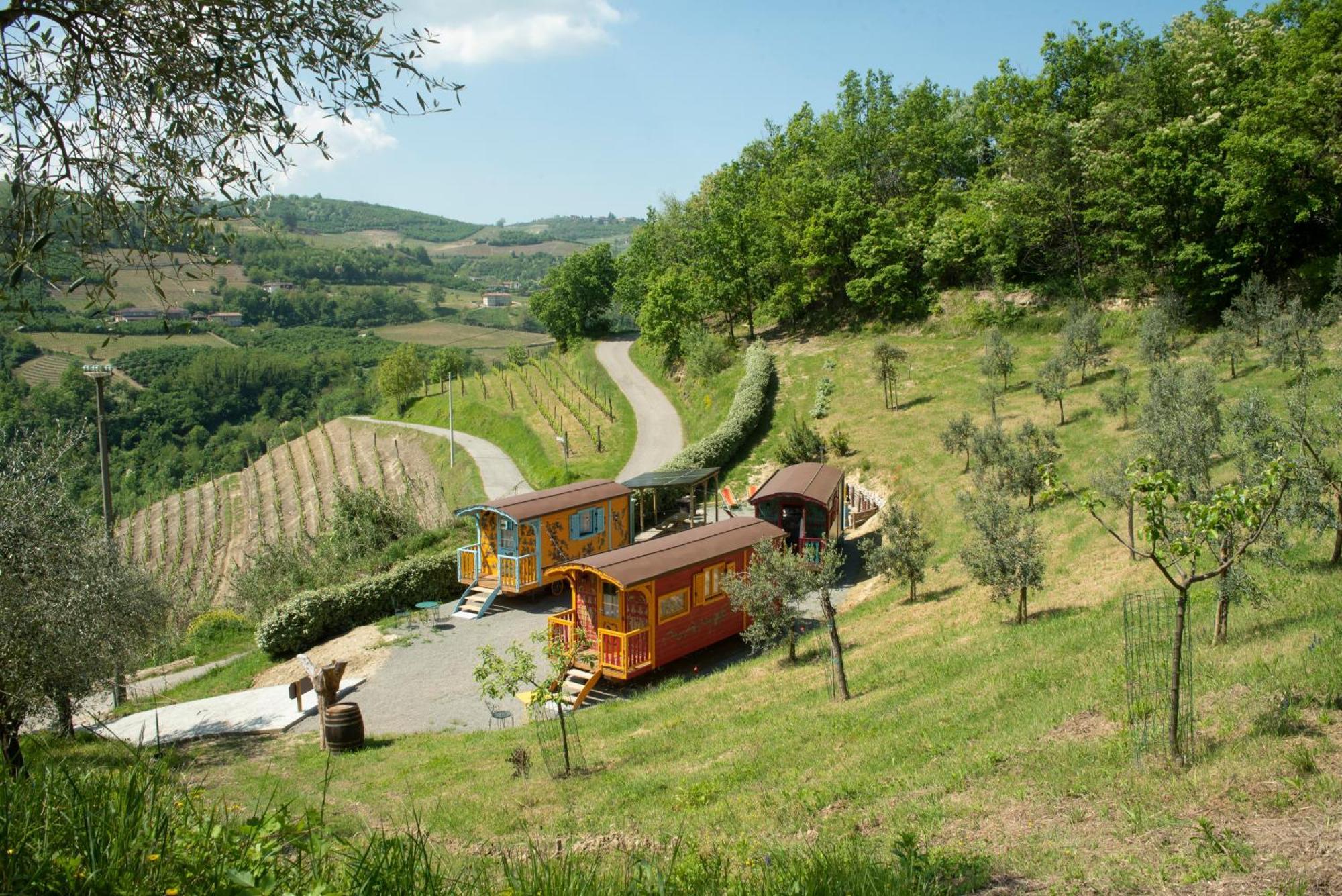 Agriturismo La Rovere - I Carrozzoni Gitani Cossano Belbo Bagian luar foto